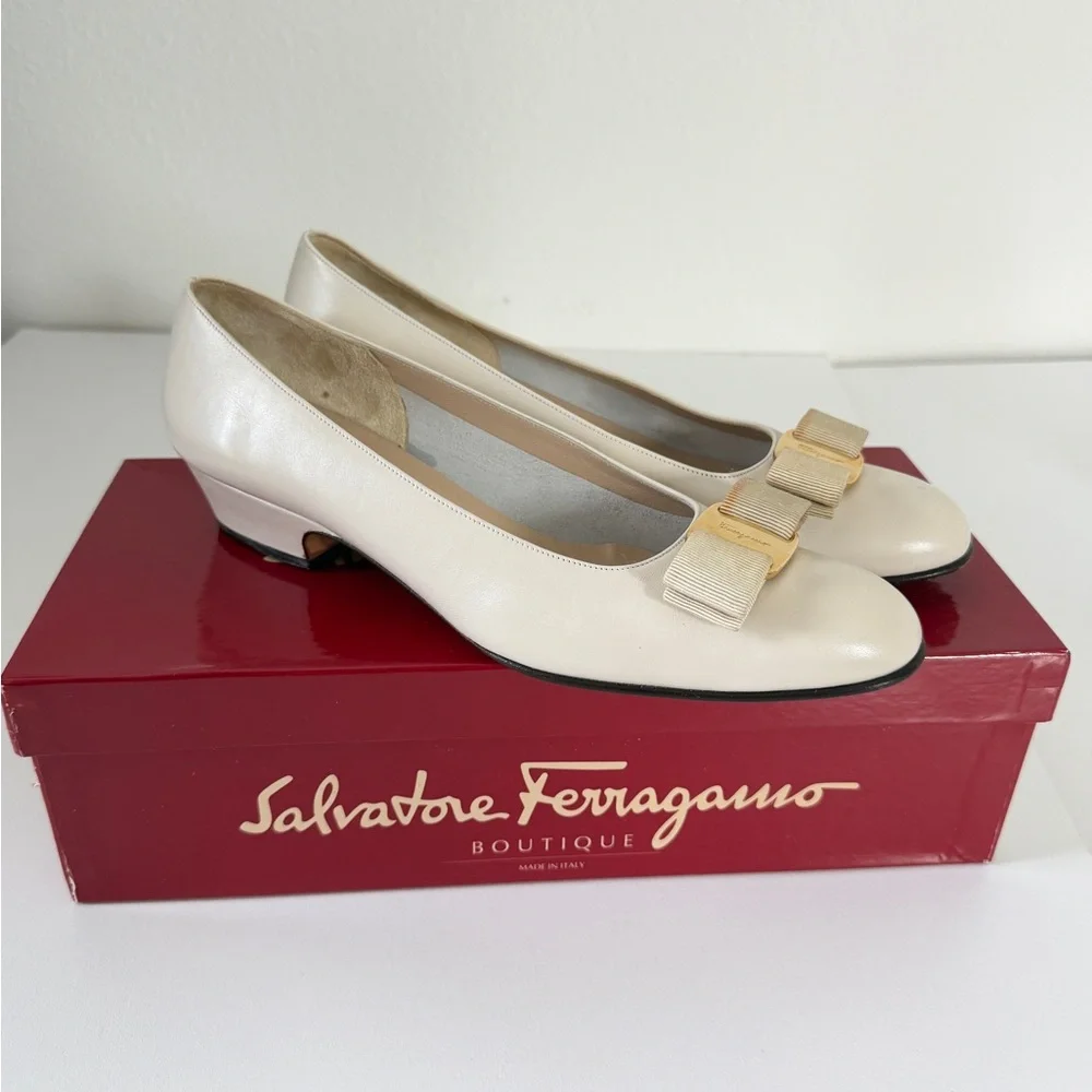 Salvatore Ferragamo Vara Bow Pumps Heel3’ Cream Gold Buckle Sz 7.5 Made In Italy - Picture 2 of 16